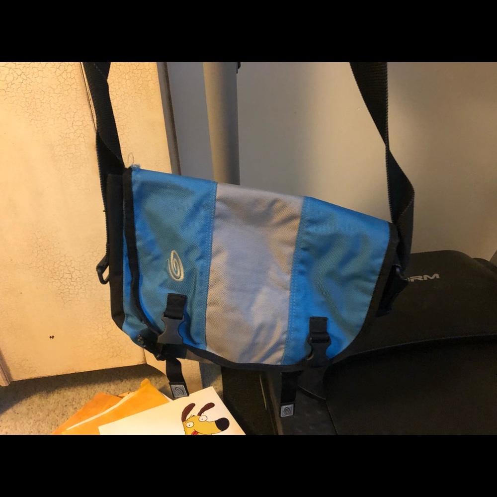 Timbuk2 size small messenger bag-EUC